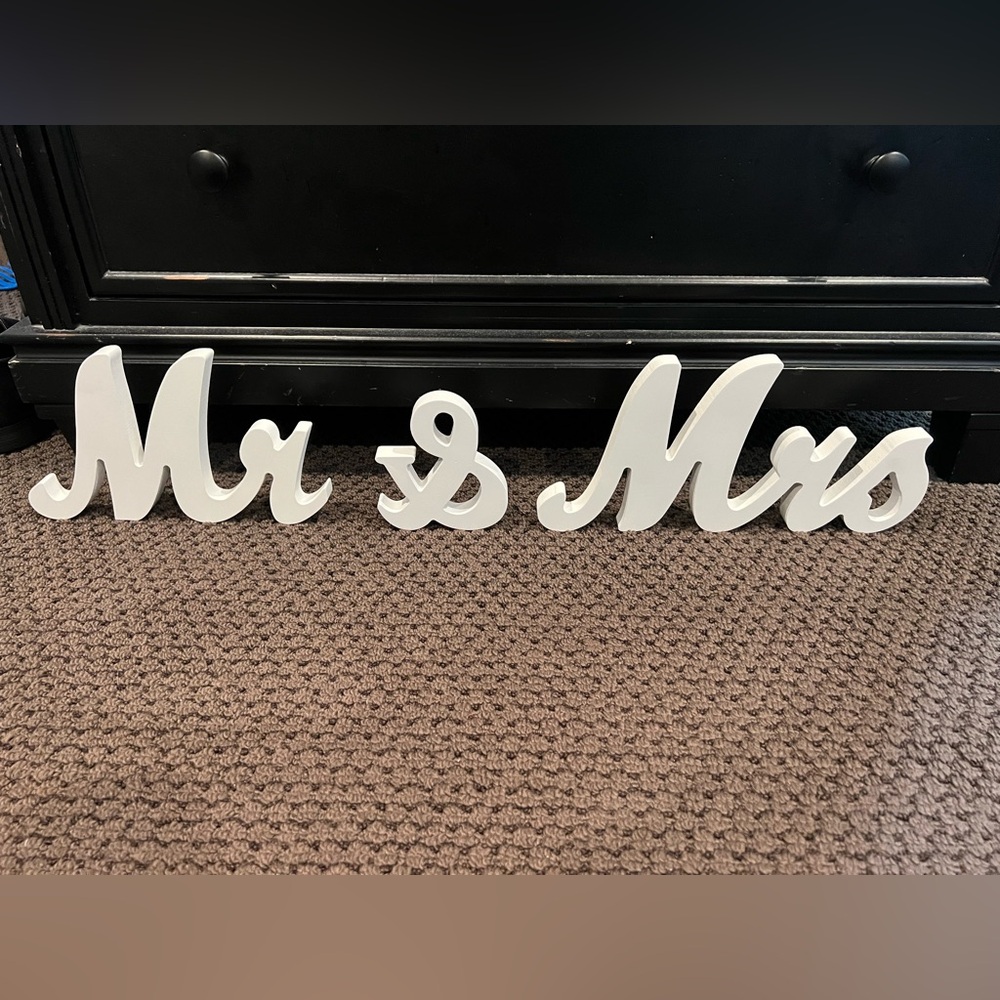 White 'Mr & Mrs' Decorative Sign